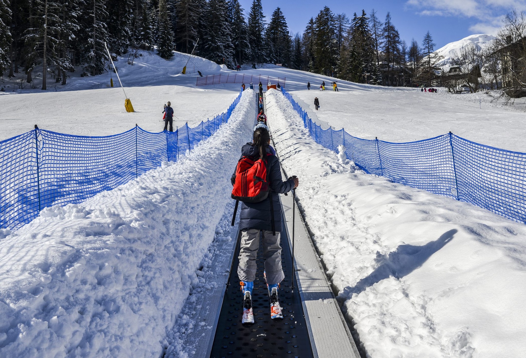 Resta intrappolato sul tapis roulant del resort sciistico in Giappone, bimbo di 5 anni muore in ospedale