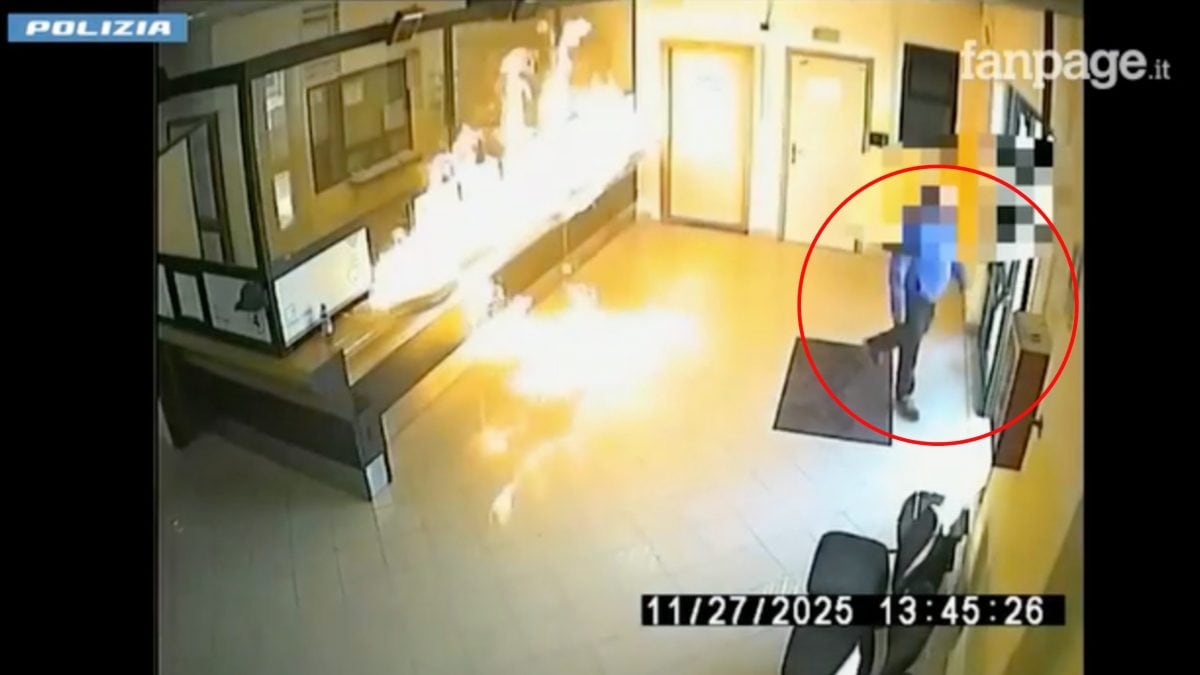 Fermo immagine di video diffuso dalla Polizia, in cui si vede l’uomo dare fuoco agli uffici del Comune.