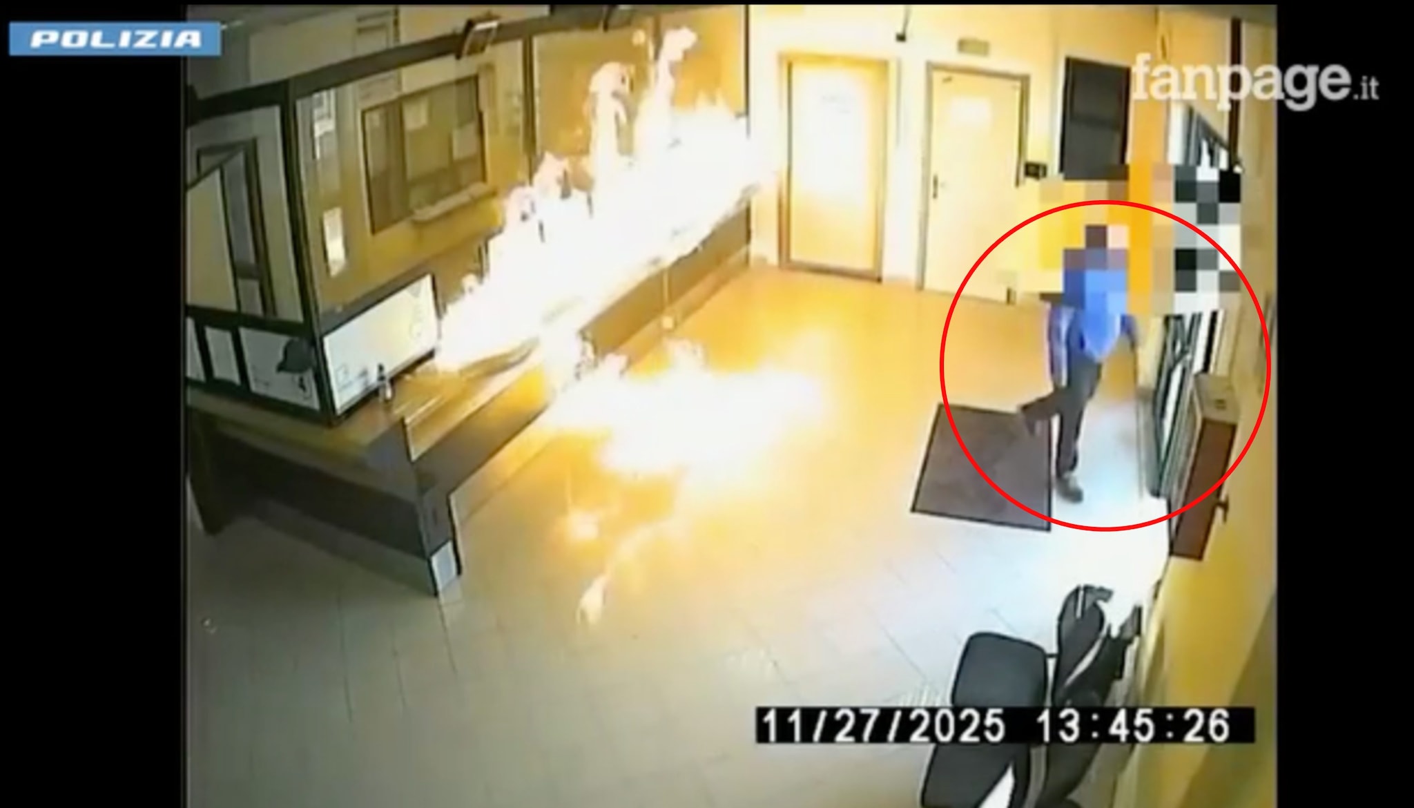 Dà fuoco agli uffici del Comune perché infastidito da un cantiere: il video del piromane che appicca il rogo