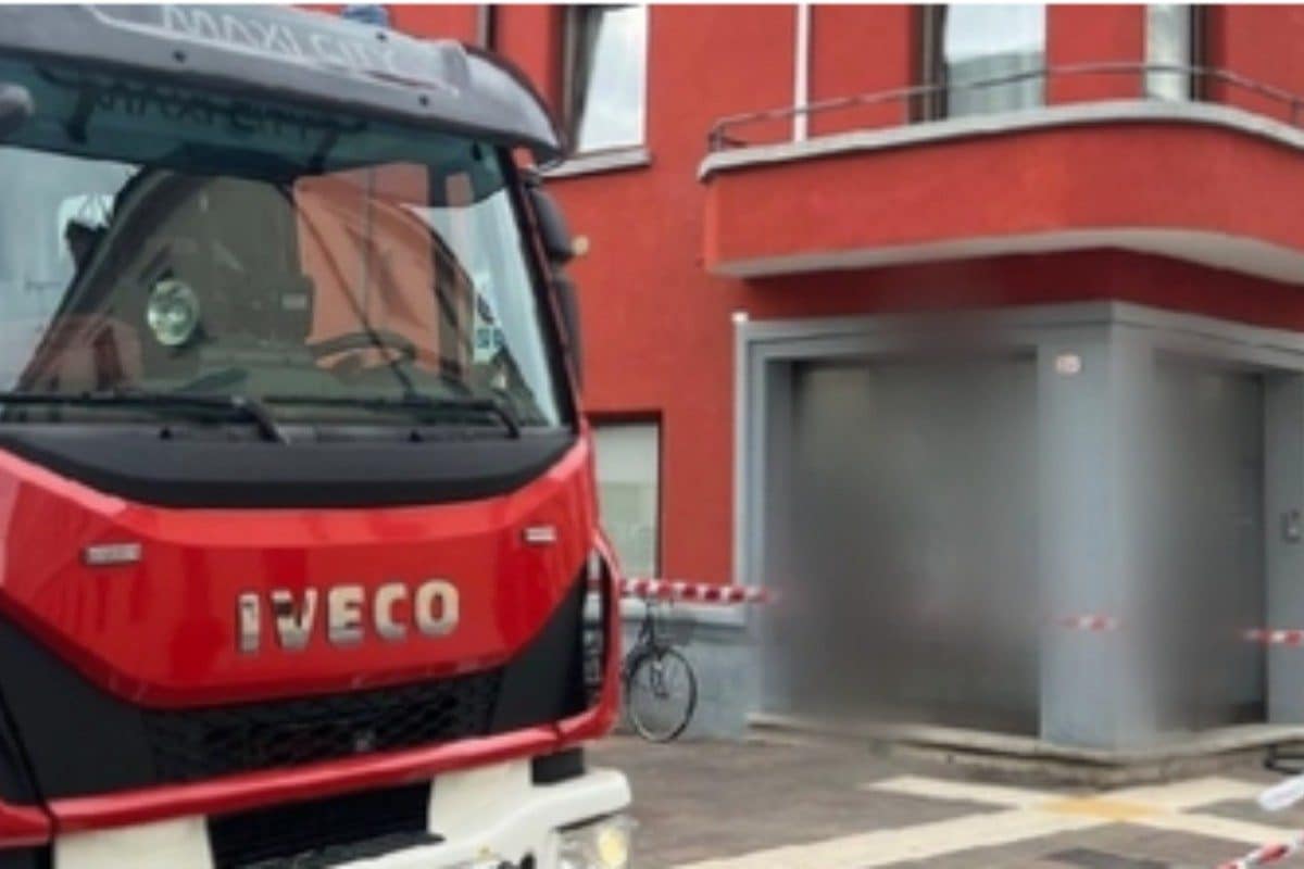 Salta la presa dell'albero di Natale e scoppia l'incendio in casa: donna muore a Udine