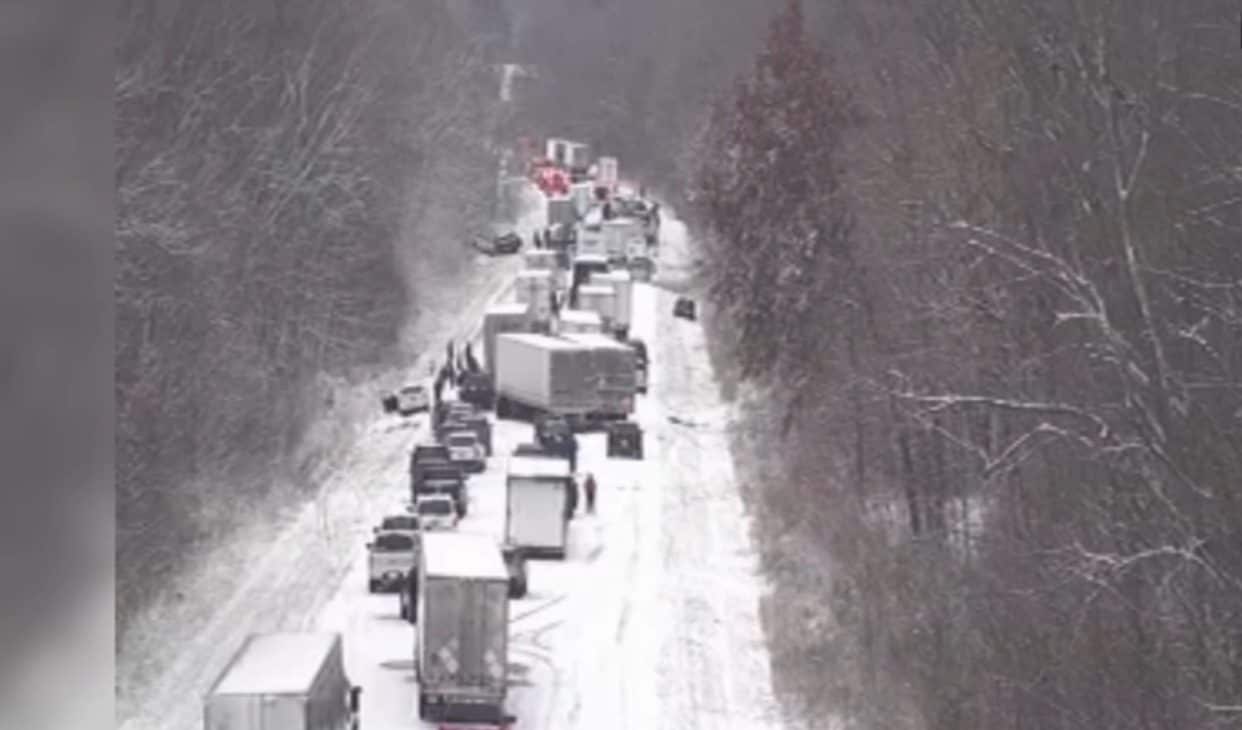 Incidente da incubo sull’autostrada in Usa: tamponamento a catena tra 45 veicoli dopo la nevicata