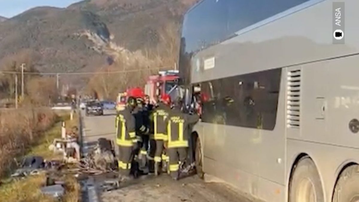 I Vigili del Fuoco vicino alla corriera coinvolta nell’incidente.