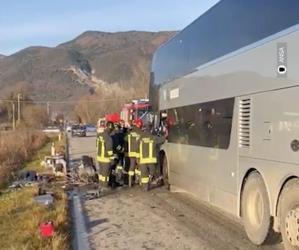 Pordenone, scontro tra auto e bus: morto il conducente della vettura, feriti alcuni studenti
