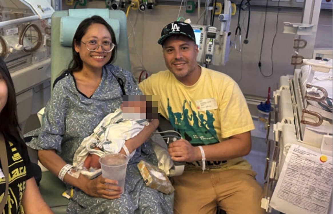 La operano per enorme cisti da 10 kg e non si accorgono che dietro c’era un bimbo: "Il regalo più bello"