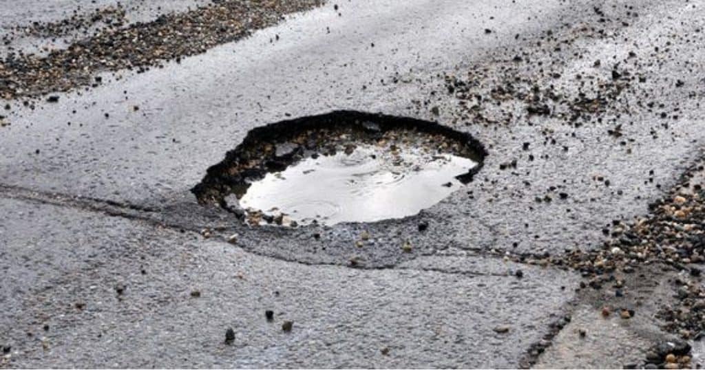 Cade per una buca, si frattura l’anca: Comune di Palermo condannato a risarcire oltre 50 mila euro