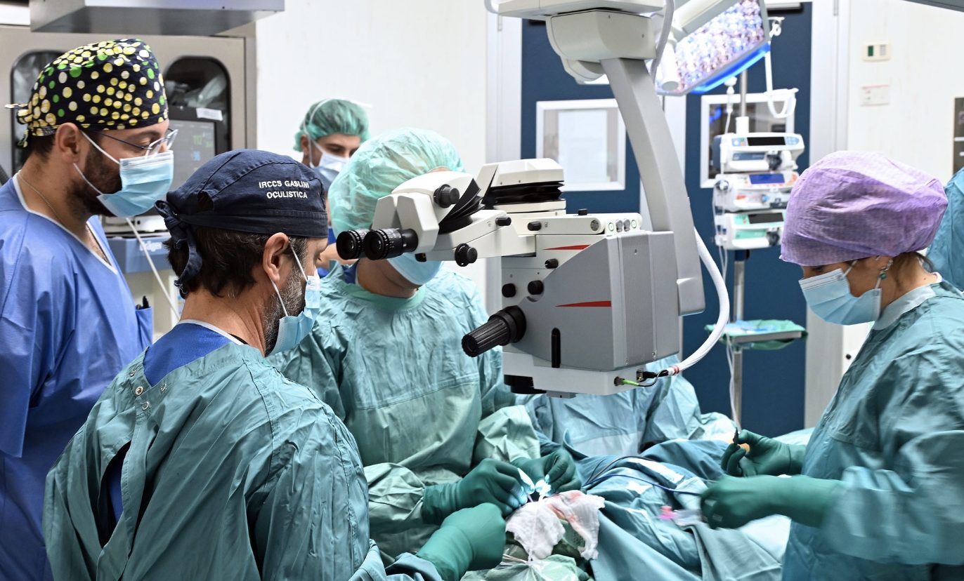 Bimbo di 2 anni rischia di perdere la vista, operato al Gaslini: "Aveva una grave malformazione all'occhio"