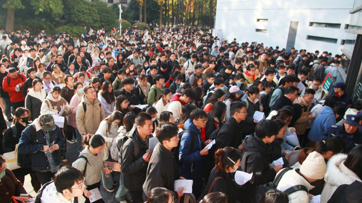 I candidati in coda per entrare nel centro d’esame della Nanjing Forestry University a Nanchino
