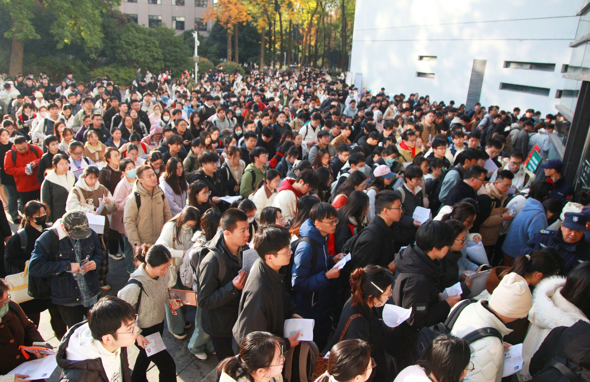3,7 milioni di candidati per il sogno del posto fisso: la ressa il giorno dell'esame a Nanchino