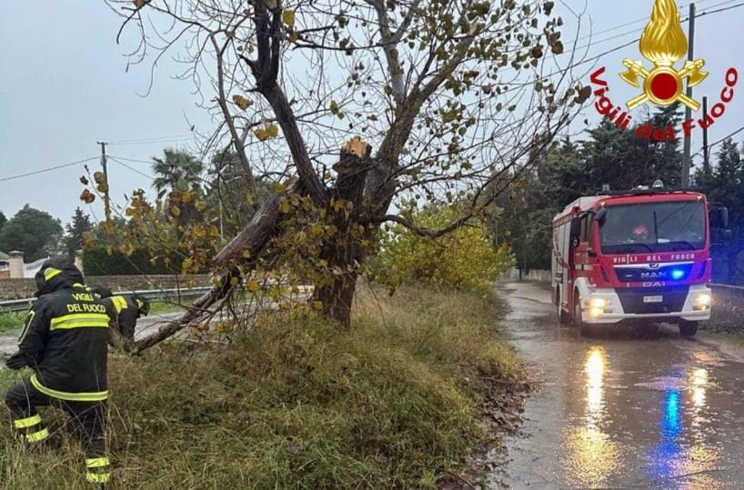 Maltempo in Puglia, allerta meteo arancione e scuole chiuse a Taranto. Allagamenti e crolli nel Crotonese