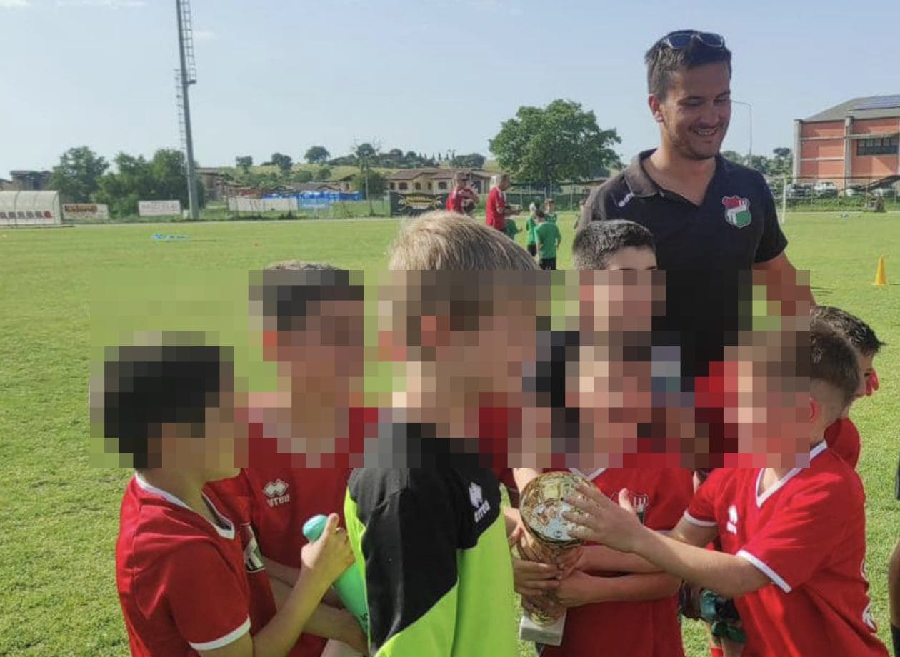 Matteo Legler insieme ai bambini che aveva allenato.