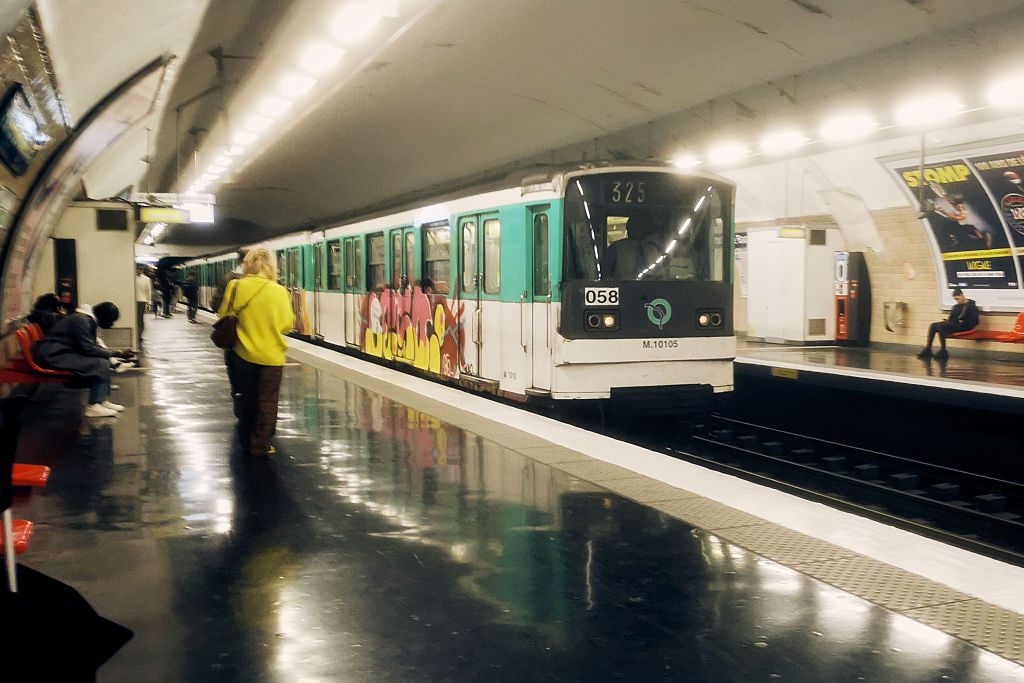 Paura a Parigi, tre donne ferite a coltellate nella metropolitana: arrestato l'aggressore
