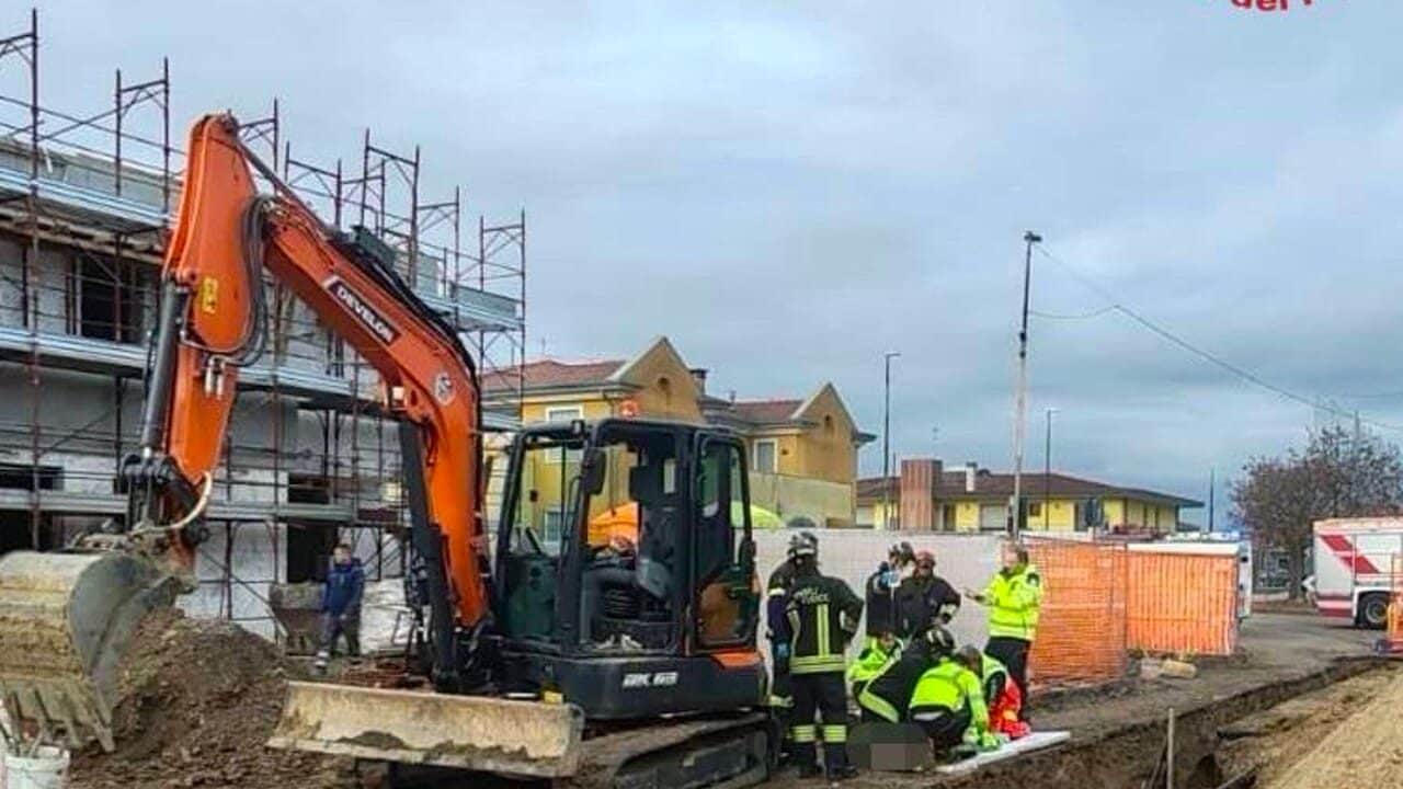 Sepolto da un mare di terra durante posa delle tubature del gas: muore operaio 58enne a Padova