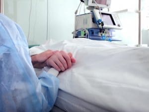 Per 48 ore vegliano il figlio in fin di vita ma è un altro ragazzo: “Stavano anche per donare gli organi”