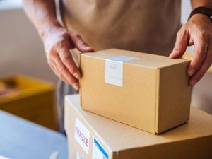 L’Ue approva la tassa da tre euro sui piccoli pacchi di Shein e Temu: quando scatta e chi deve pagarla