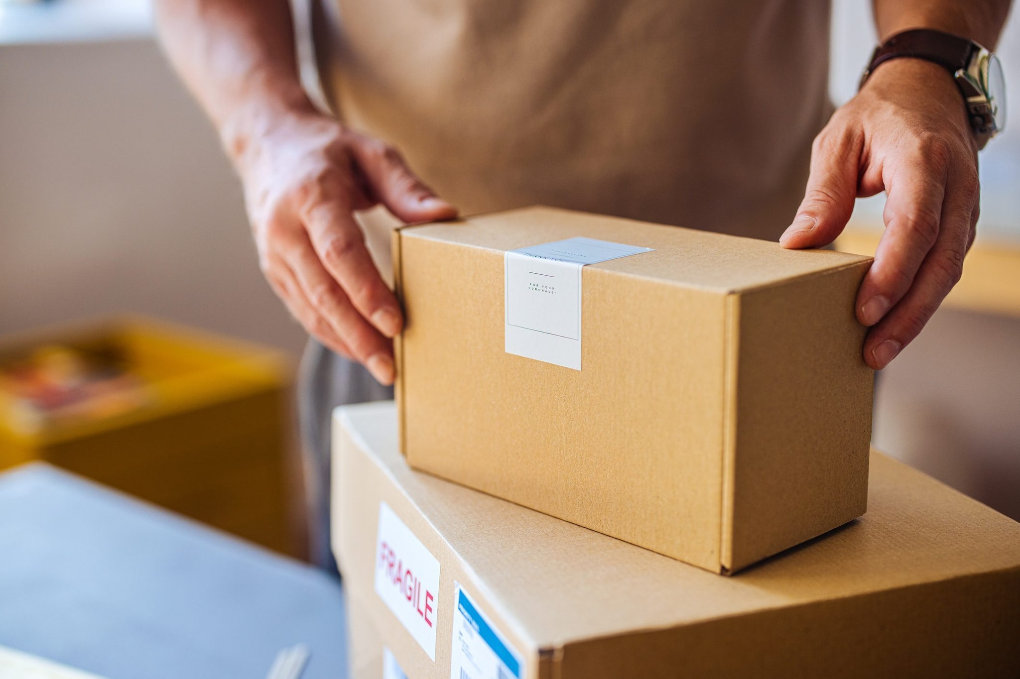 Tassa sui piccoli pacchi, quando inizieremo a pagarla e perché non sta funzionando: lo spiega un’economista