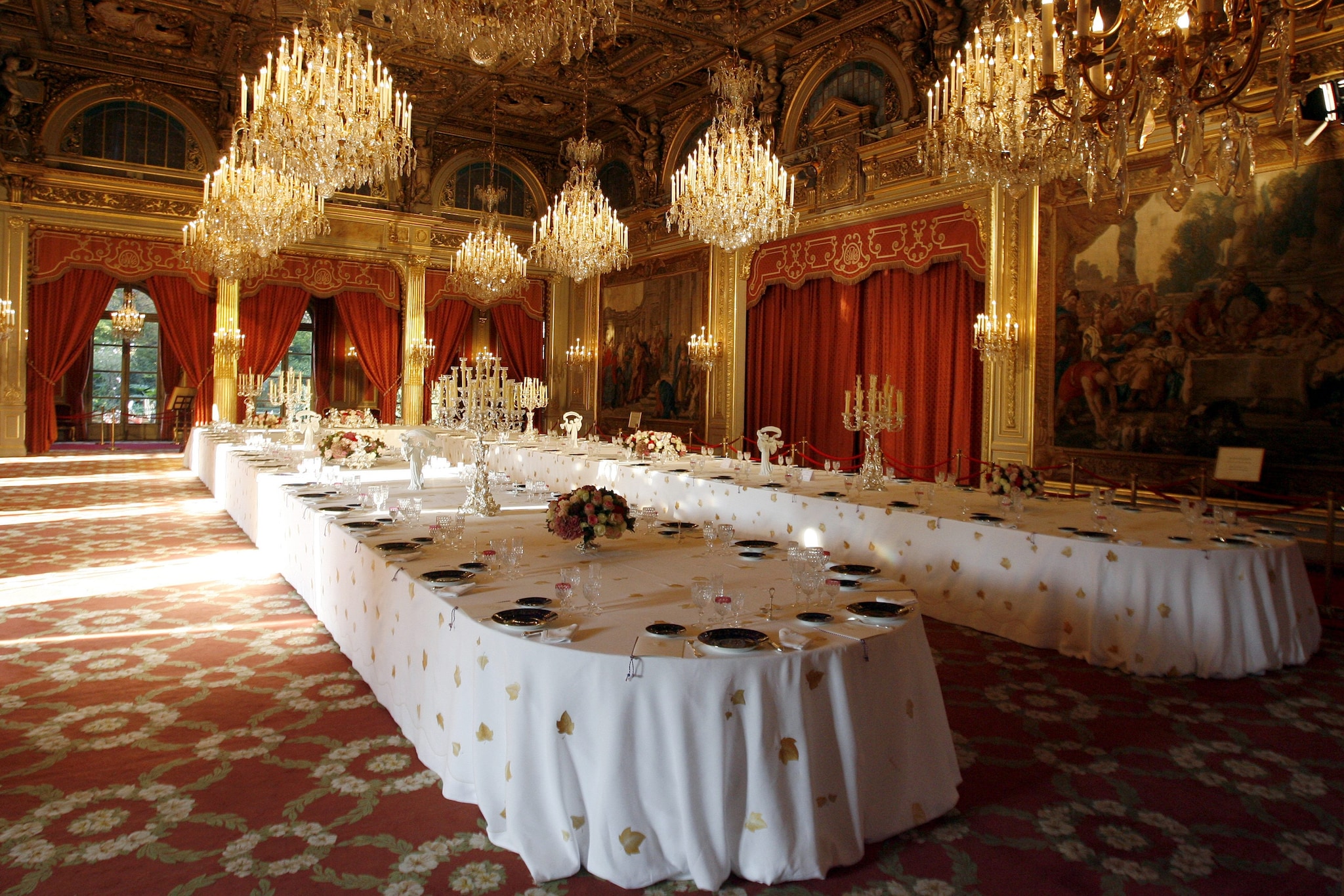 Rubate all’Eliseo posate e pentole per 40mila euro: tra i ladri il maggiordomo, voleva vendere tutto su Vinted