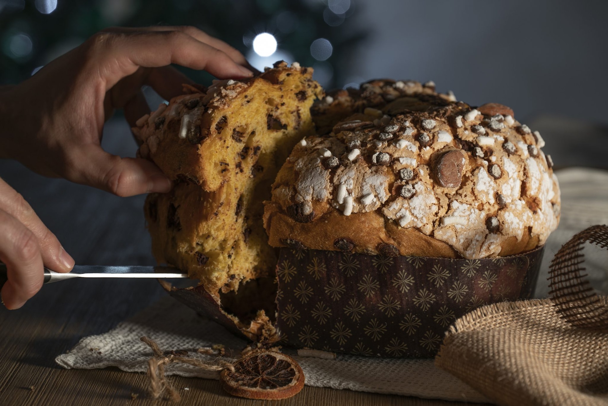 Muore soffocato da boccone di panettone durante il pranzo della Vigilia di Natale, tragedia a Settimo Torinese