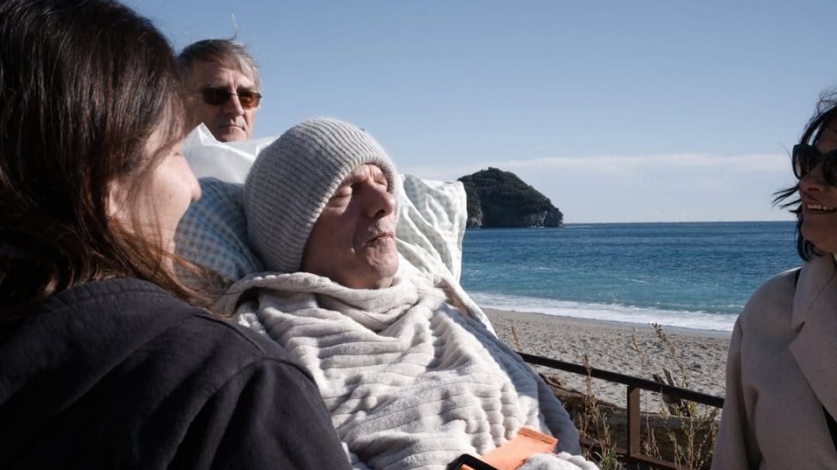 Giuseppe, affetto da SLA, portato al mare dai volontari di Abacus odv con il progetto Ambulanza dei desideri.