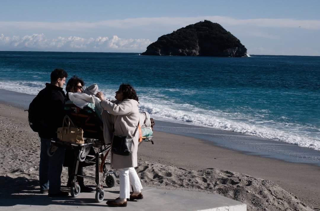 Giuseppe "Peppo", insieme alla moglie e ai figlia. Affetto da SLA, è stato portato al mare dai volontari di Abacus odv con il progetto Ambulanza dei desideri.