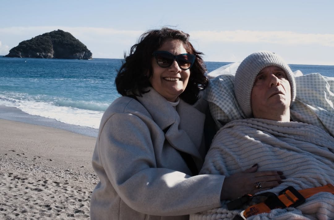 Gloria insieme al marito Giuseppe, "Peppo", affetto da SLA, portato al mare dai volontari di Abacus odv con il progetto Ambulanza dei desideri.