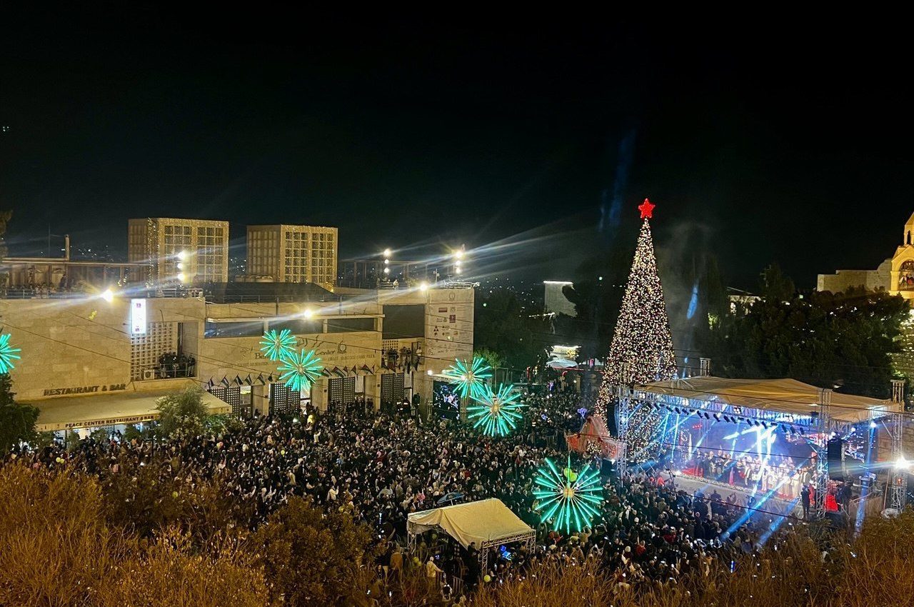 A Betlemme torna l'albero di Natale dopo 2 anni: "C’è ancora qualcosa per cui vale la pena vivere"