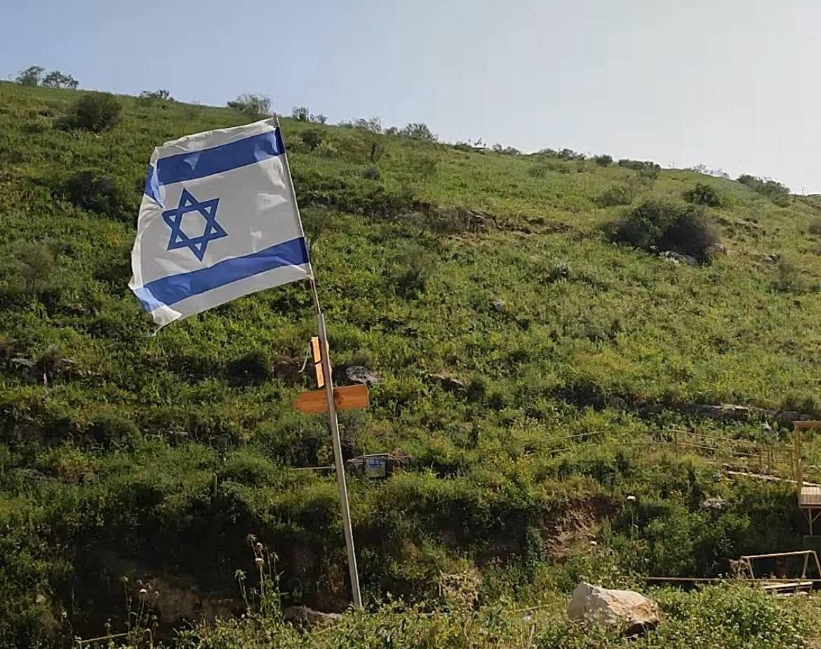 Cisgiordania, i coloni tornano nel villaggio di Ein al-Duyuk: "Hanno picchiato bambini e anziani malati"
