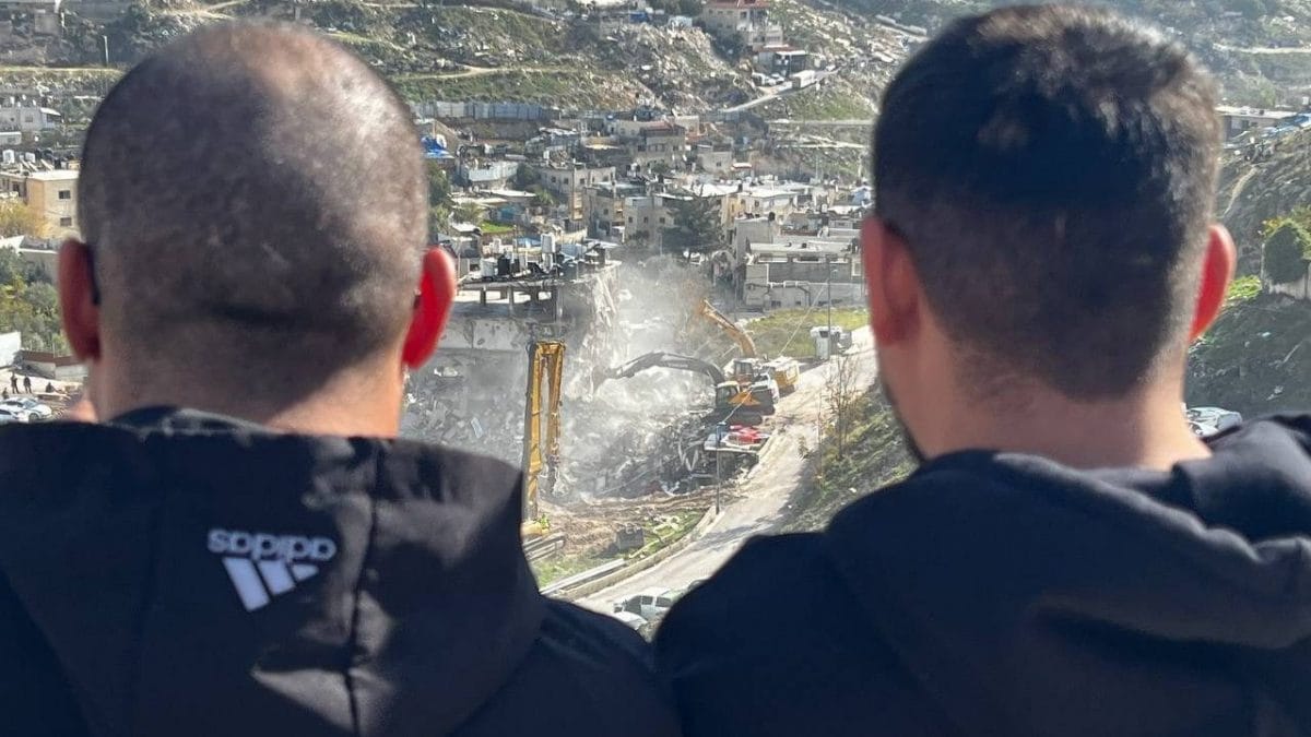 Palestinesi guardano la demolizione della loro casa nel quartiere di Silwan, Gerusalemme est. Foto di Lidia Ginestra Giuffrida
