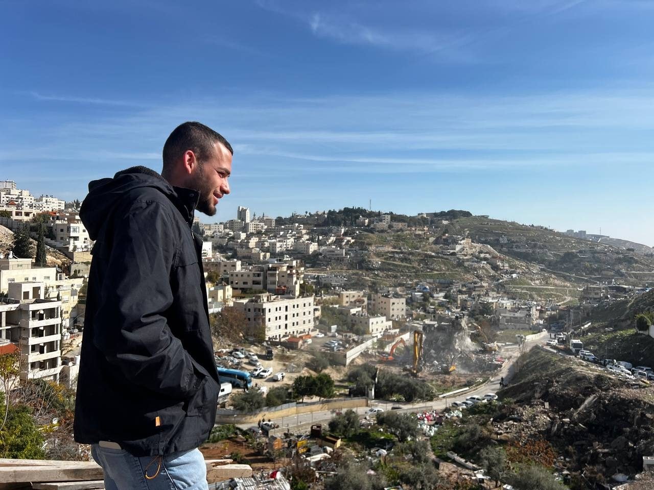 Muayad Burqan, ho 25 anni guarda la distruzione della sua casa da parte di Israele nel quartiere si Silwan, Gerusalemme est. Foto di Lidia Ginestra Giuffrida