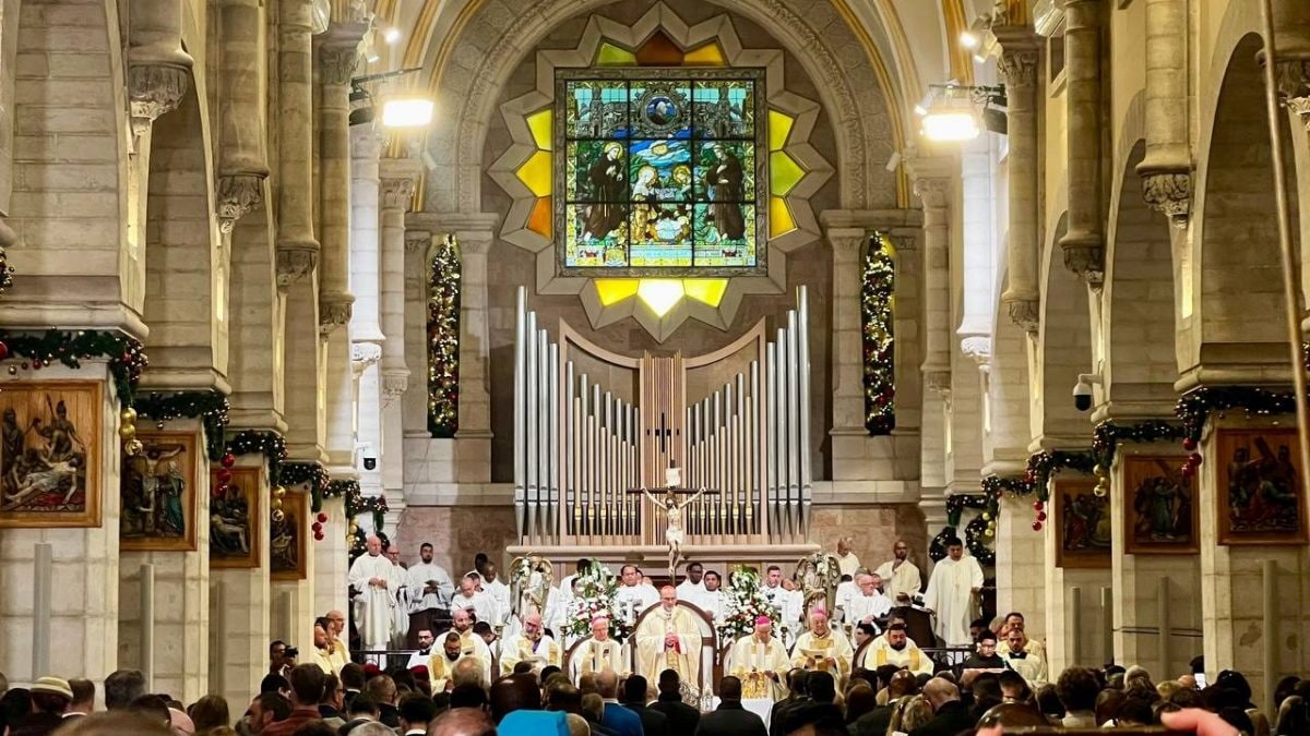 La messa di ieri notte all’interno della Chiesa della Natività