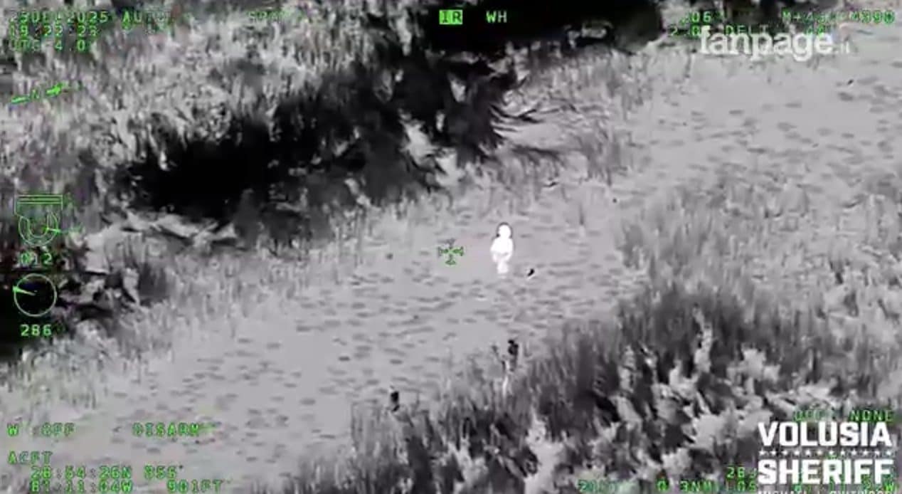 Bimbo con autismo cade in uno stagno, il piccolo Coco soccorso la notte di Natale: il video del salvataggio