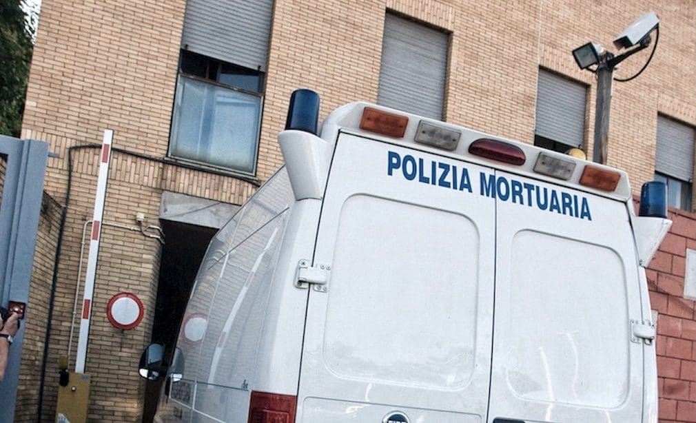 Lorenzo morto e nascosto nel baule in casa a Firenze: indagati madre e fratelli per omissione di soccorso