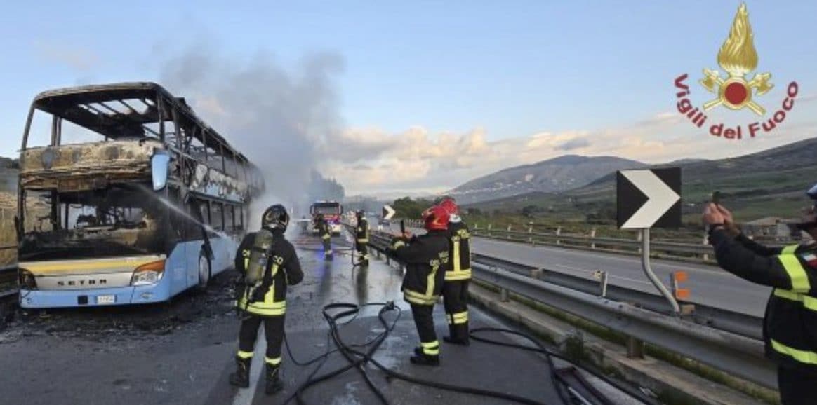 Pullman prende fuoco sull’A29, paura a bordo: passeggeri salvi per miracolo, traffico in tilt