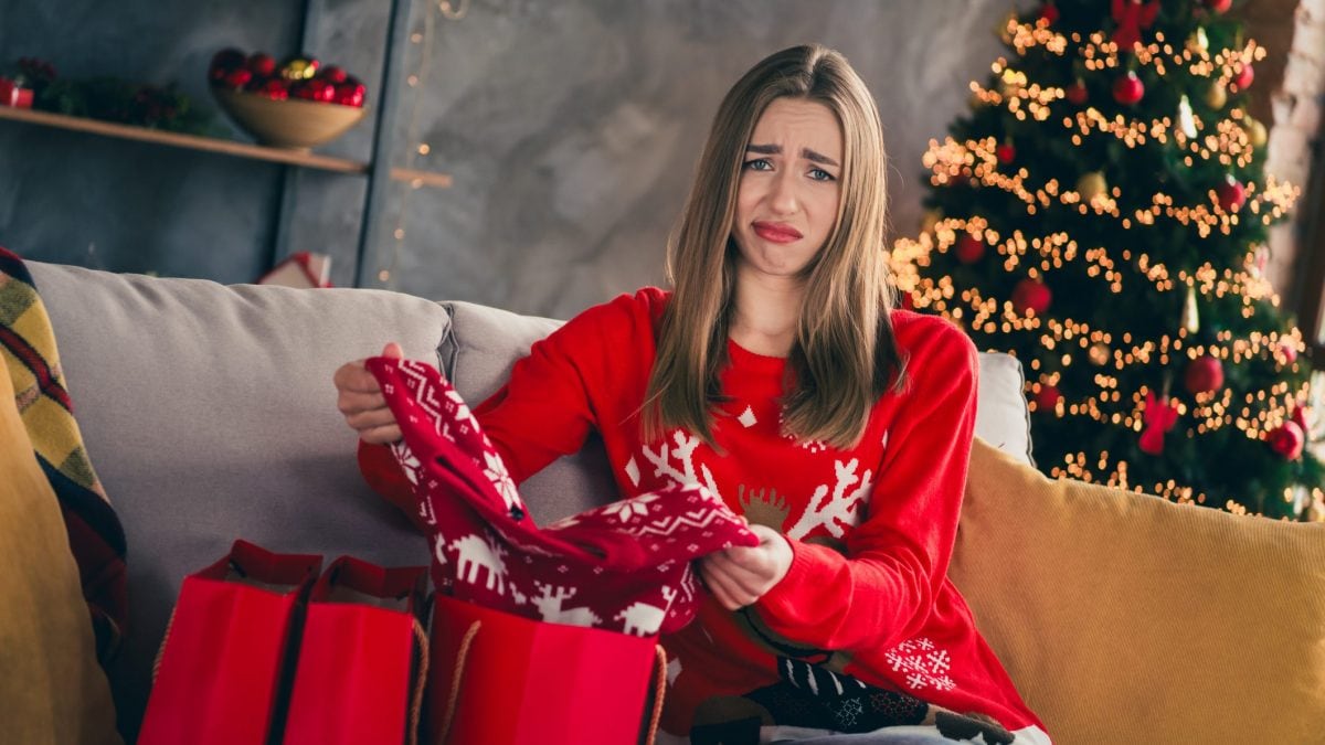 Rivendere online i regali di Natale brutti non è un crimine, ma per evitare sanzioni salate bisogna farlo nel modo giusto