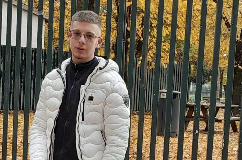 Perde il controllo della moto e si schianta contro un'auto in sosta: Riccardo muore a 21 anni