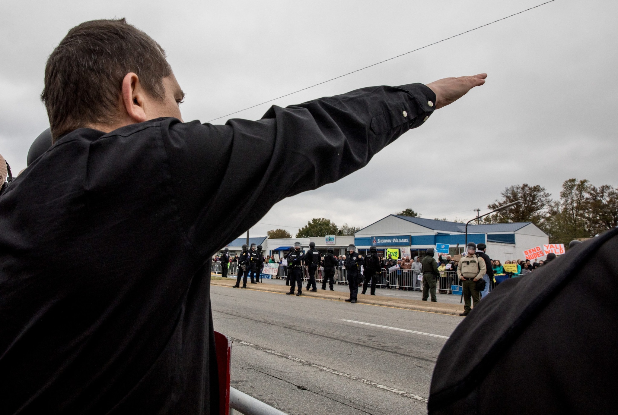 Quindicenne neofascista incitava al terrorismo e progettava armi: arrestato nel trevigiano