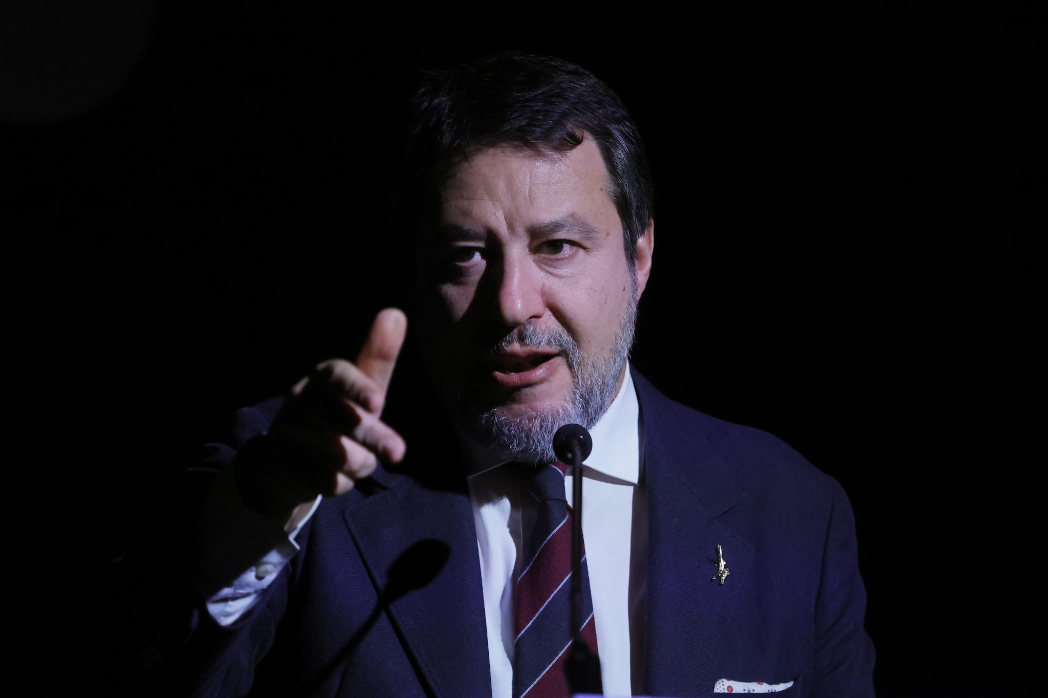 Salvini: "Se Hitler non ha messo in ginocchio la Russia, non ci riuscirà l'Ue". E Mosca gli fa i complimenti