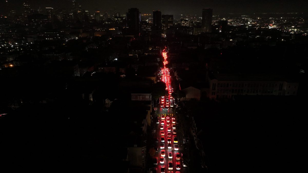 Auto in coda in uno dei quartieri di San Francisco interessati dal blackout.