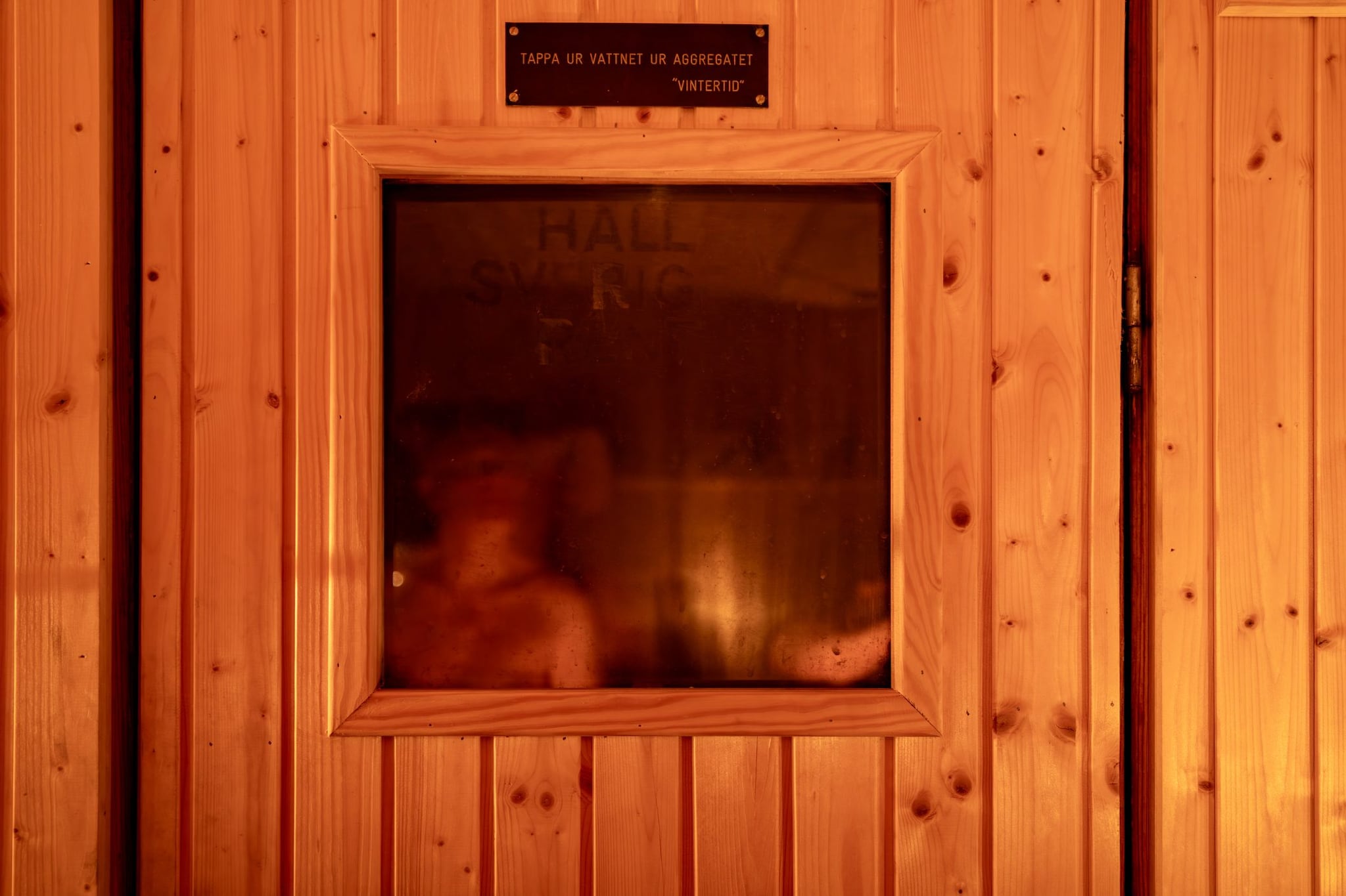 La maniglia della porta è difettosa, marito e moglie morti intrappolati nella sauna: l'allarme non funzionava