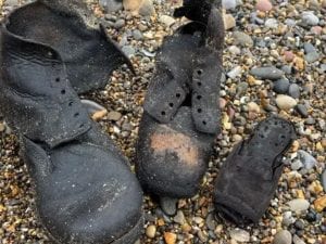 Sulla riva spuntano centinaia di scarpe, il mistero che avvolge due villaggi e l’ipotesi della nave italiana