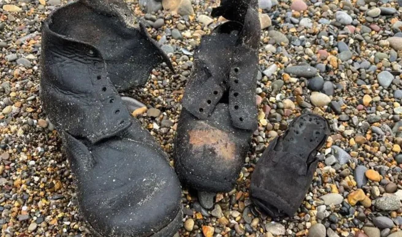 Sulla riva spuntano centinaia di scarpe, il mistero che avvolge due villaggi e l'ipotesi della nave italiana