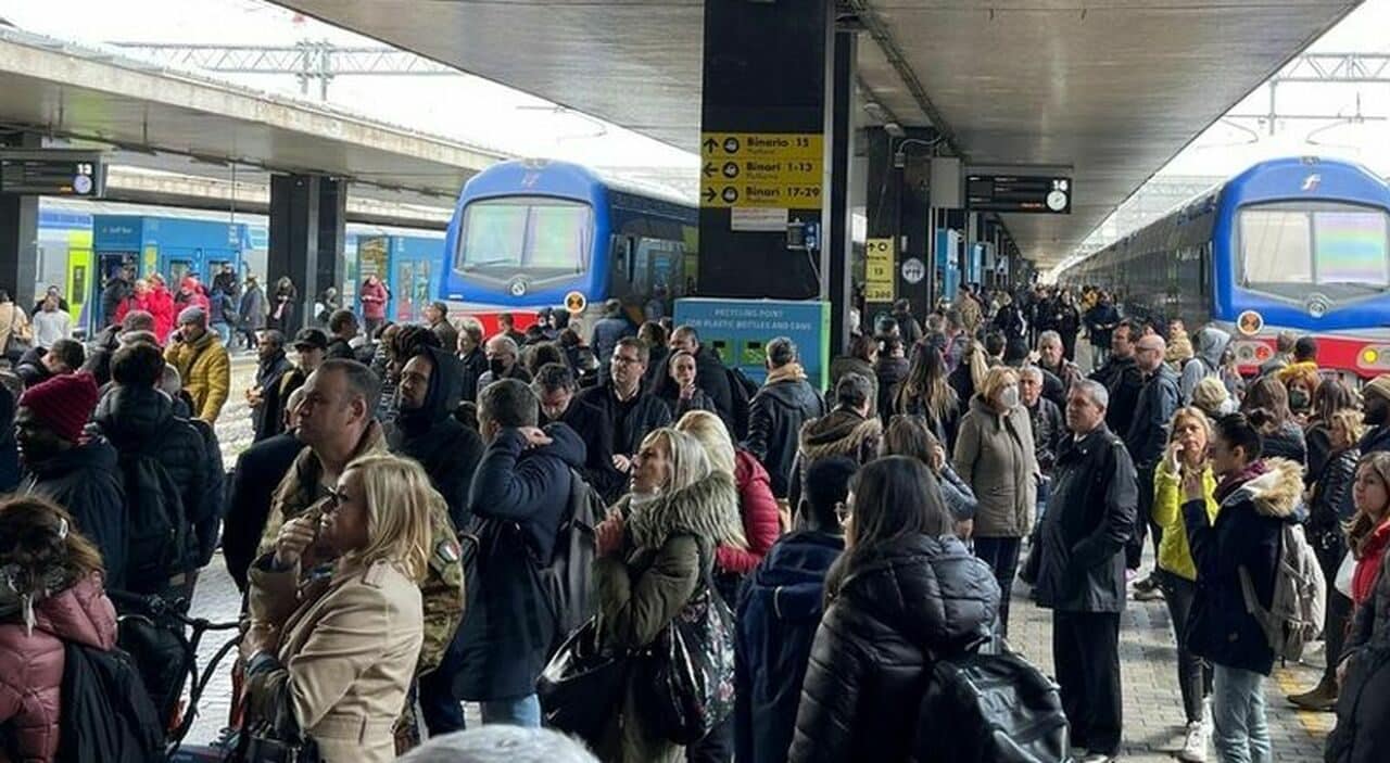 Sciopero generale Cgil il 12 dicembre, stop a treni, mezzi pubblici e scuola: orari e chi aderisce