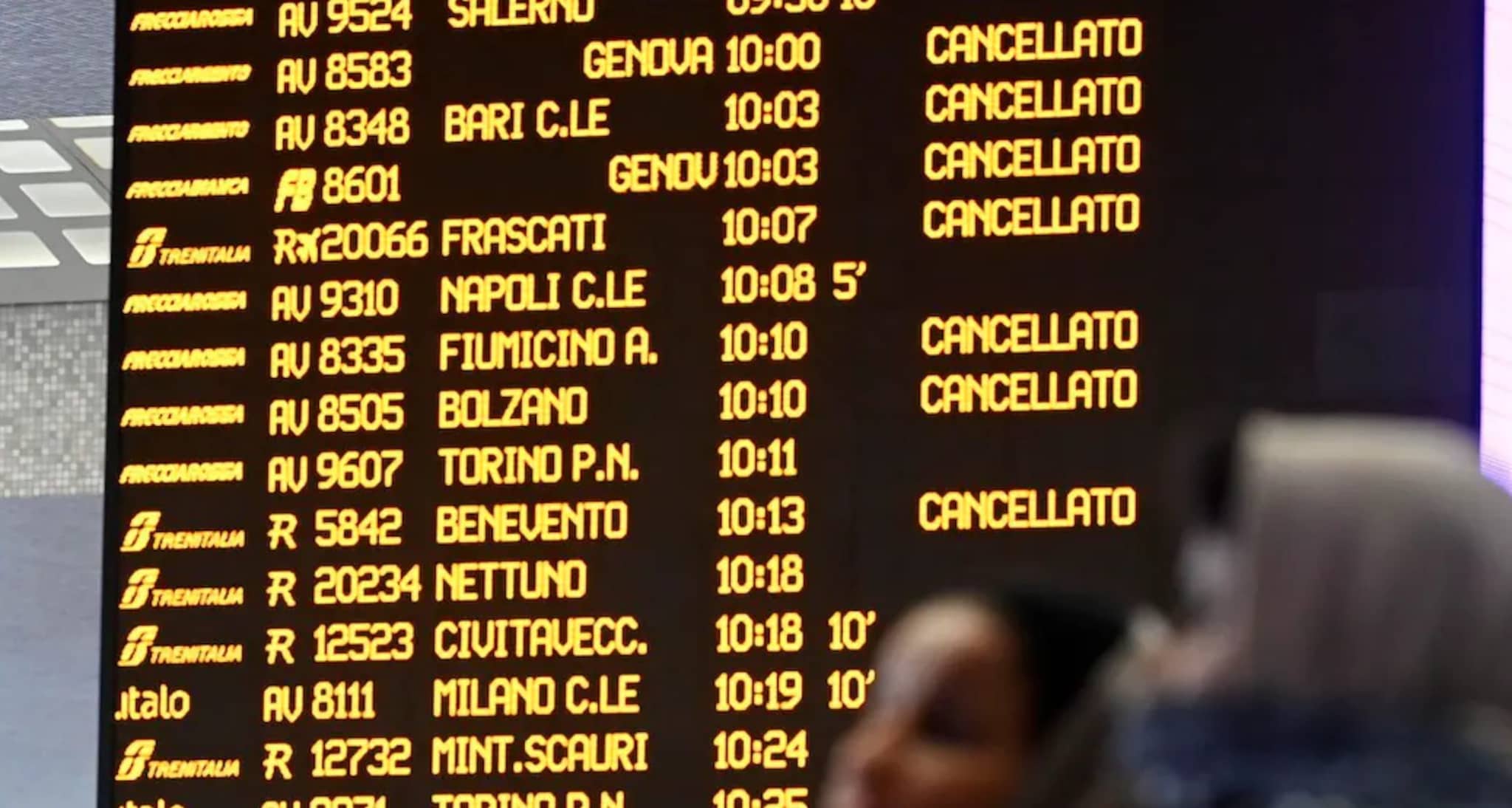 Sciopero generale il 12 dicembre, stop a treni, mezzi e scuola: chi aderisce e in quali modalità
