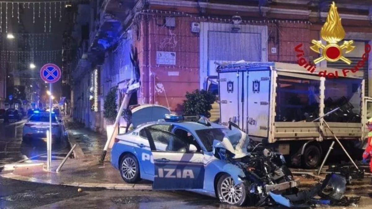 Le immagini dei Vigili del Fuoco mostrano la violenza dello scontro tra un’auto della Polizia e un furgone a Bari