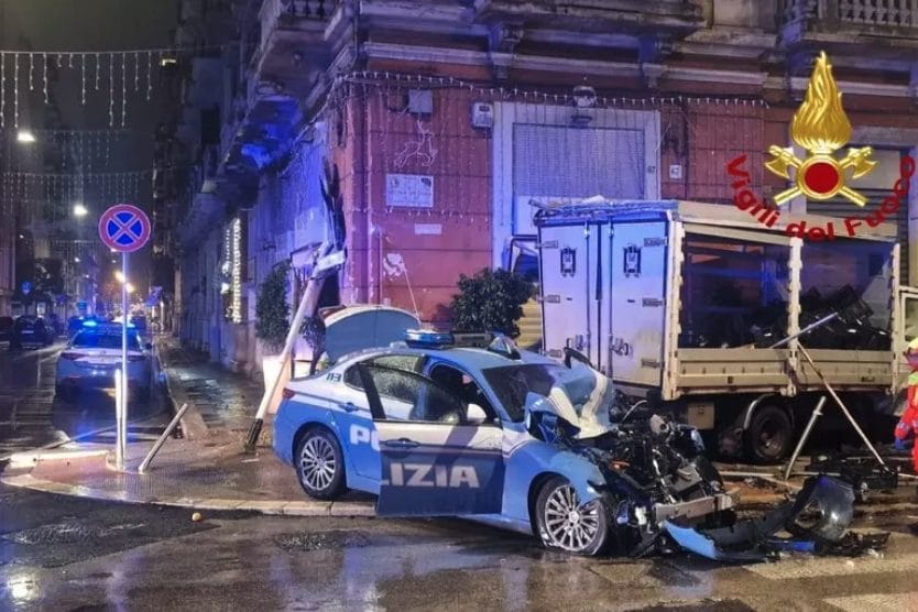 Auto della Polizia contro un furgone a Bari: gravi due poliziotti, andavano a sventare una rapina