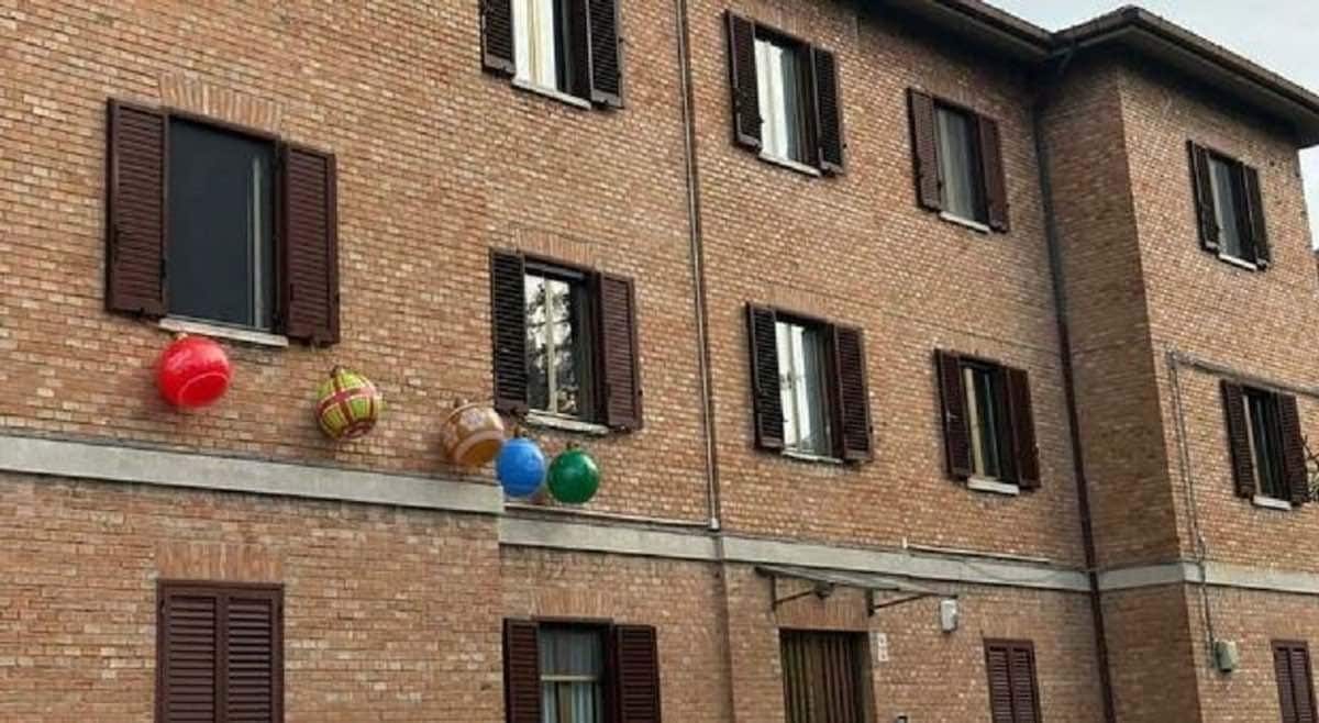 Cinque palle di Natale scatenano una lite condominiale a Senigallia: "Sono da compleanno, toglietele"