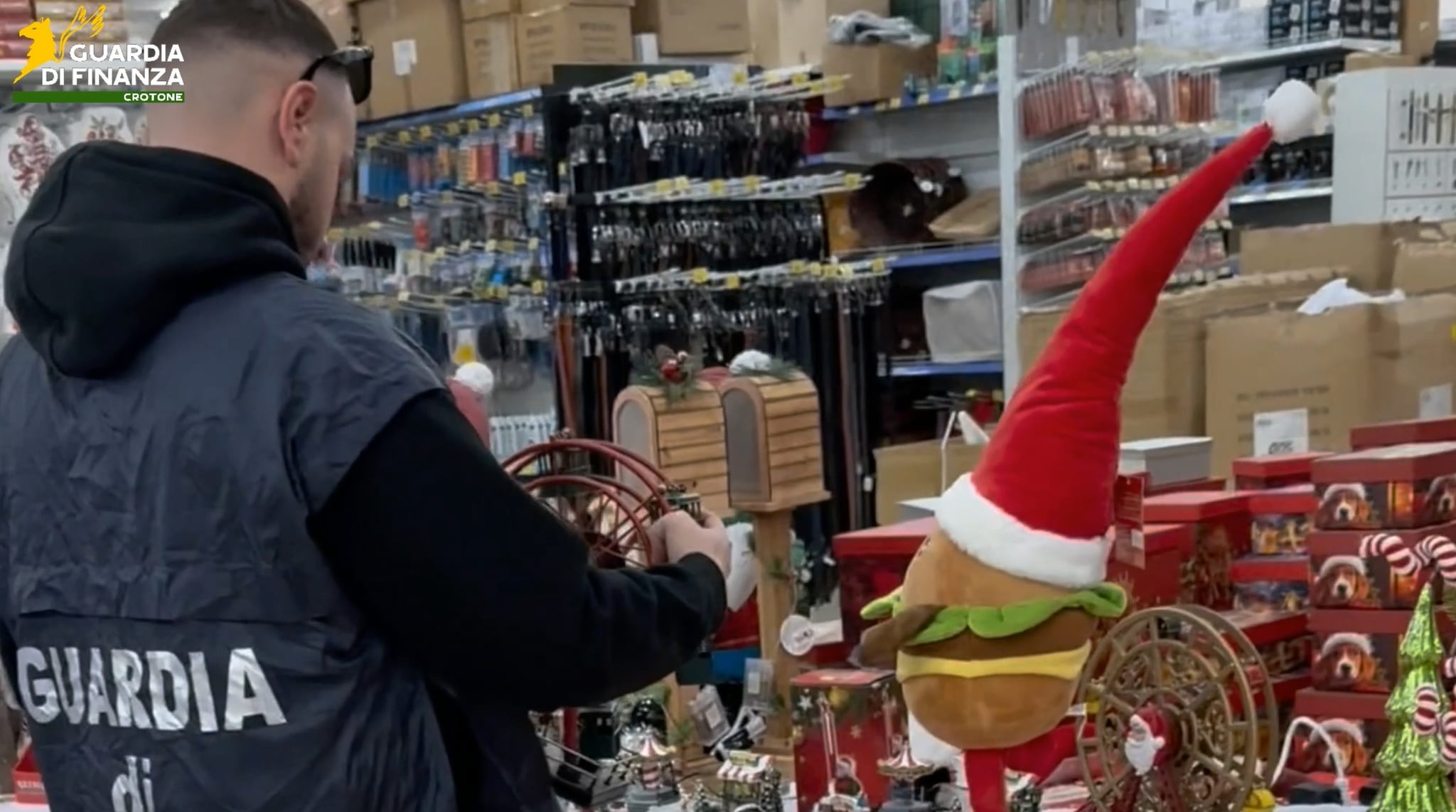 Addobbi e giochi tossici: la Finanza sequestra oltre 16mila articoli natalizi a Crotone