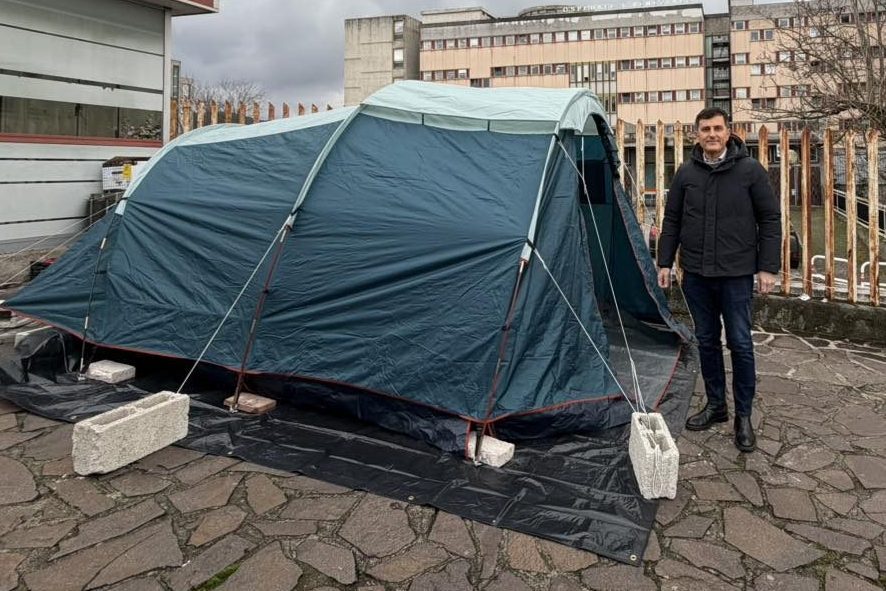 Il sindaco che dorme in strada per protesta contro i tagli all'ospedale: "Senza risposte concrete resto qui"