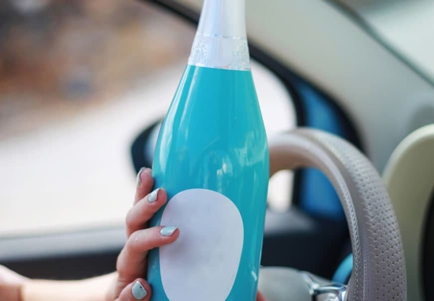 Si schianta col furgone e lo trovano con lo spumante in mano: "Ho bevuto dopo per lo stress", assolto