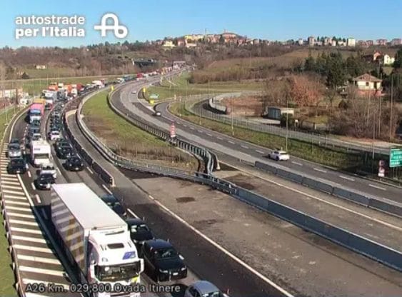 Schianto in A26, morto autista bus. Oggi nuovo tamponamento tra cinque auto sulla stessa autostrada