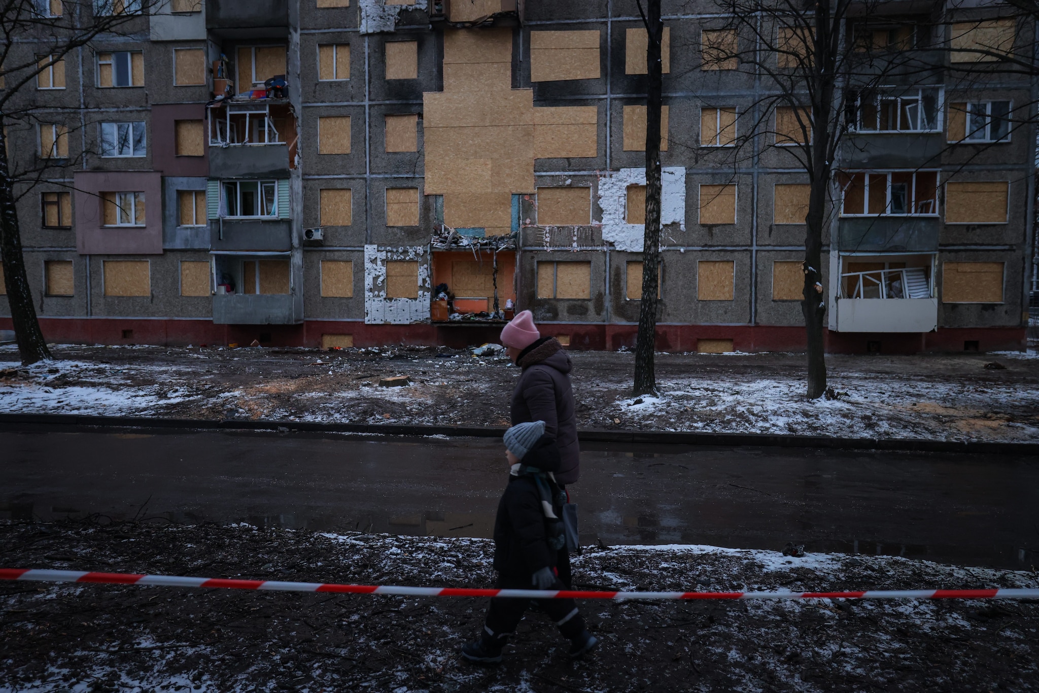 Guerra Ucraina, notte di bombardamenti a Kiev. Lanciati missili ipersonici Kinzhal, danni e feriti